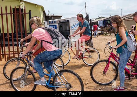 Johannesburg Sud Africa,African Soweto,biciclette bicicletta bicicletta bicicletta equitazione motociclisti bici bici bici, casa case casa case casa case residence,adu Foto Stock