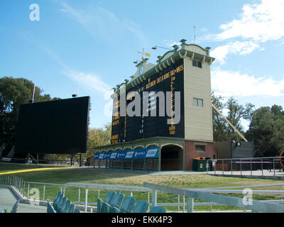 Adelaide, Australia. Xi Apr, 2015. Omaggio sul vecchio quadro di valutazione alla Adelaide Oval per Australian cricketer ed emittente Richie Benaud morto 84 anni dagli effetti del cancro della pelle Credito: amer ghazzal/Alamy Live News Foto Stock
