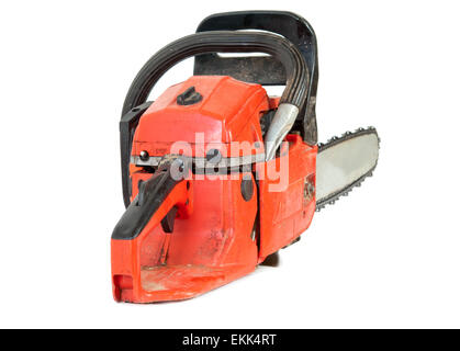 Chainsaw e tagliare il legno isolato su sfondo bianco Foto Stock