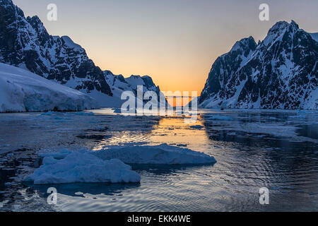 Icebreaker turistica nel suggestivo scenario del canale di Lemaire sulla penisola Antartica in Antartide. Foto Stock