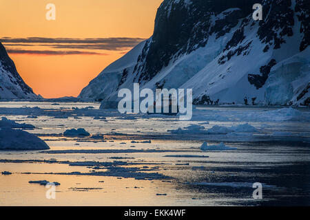 Icebreaker turistica nel suggestivo scenario del canale di Lemaire sulla penisola Antartica in Antartide. Foto Stock