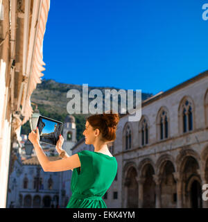 Donna che viaggia nella città di Dubrovnik Foto Stock