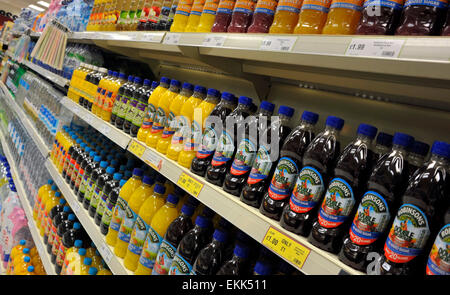 Morbida in plastica bottiglie di bevande su uno scaffale di supermercato display. Foto Stock