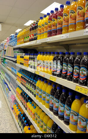 Morbida in plastica bottiglie di bevande su uno scaffale di supermercato display. Foto Stock