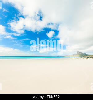 Una bellissima spiaggia di sabbia bianca. Isola sullo sfondo Foto Stock