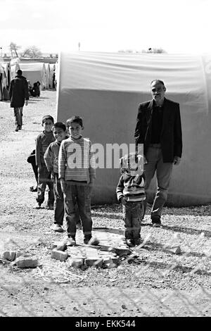 Popolo siriano in un campo di rifugiati in Suruc. Queste persone sono rifugiati da Kobane e fuggiti a causa di uno stato islamico attentato. 30.3. Foto Stock