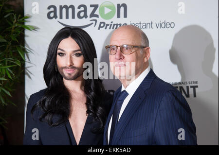 Monaco di Baviera, Germania. Decimo Apr, 2015. Attore americano Jeffrey Tambor e cantante Conchita Wurst alla premiere di noi American TV show 'trasparente' a Monaco di Baviera, Germania, il 10 aprile 2015. La serie può essere visualizzata online con la perfezione del Amazon. Foto: Tobias Hase/dpa/Alamy Live News Foto Stock