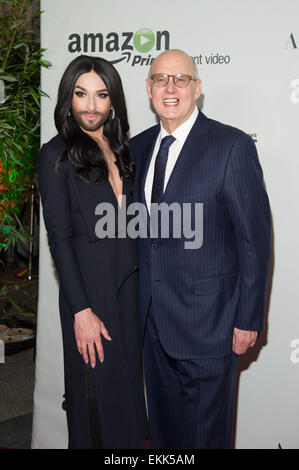 Monaco di Baviera, Germania. Decimo Apr, 2015. Attore americano Jeffrey Tambor e cantante Conchita Wurst alla premiere di noi American TV show 'trasparente' a Monaco di Baviera, Germania, il 10 aprile 2015. La serie può essere visualizzata online con la perfezione del Amazon. Foto: Tobias Hase/dpa/Alamy Live News Foto Stock