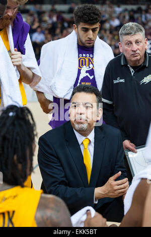 Londra, Regno Unito. Il 10 aprile 2015. London Lions head coach e CEO Vince Macaulay parla ai suoi giocatori durante la BBL partita di campionato tra Londra Lions e Sheffield squali alla casella di rame Arena del Parco Olimpico. London Lions perdere 71-73 in modo molto stretto gioco. Foto Stock