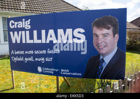 Cardiff, Galles, UK. Xi Apr, 2015. Un poster grande per il candidato conservatore Craig Williams nel collegio elettorale del nord di Cardiff. La foto del candidato è stato danneggiato durante la notte. Credito: Chris Stevenson/Alamy Live News Foto Stock