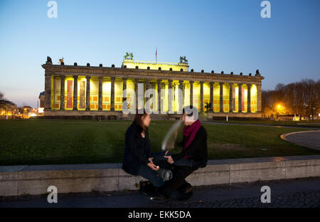 Berlino, Germania. Decimo Apr, 2015. Una vista dell'Altes Museum di Berlino, Germania, 10 aprile 2015. L'esperto di cultura di Berlino, il Partito dei Verdi, Bangert, ha chiesto più volte di apertura per i musei. Foto: Joerg Carstensen/dpa/Alamy Live News Foto Stock