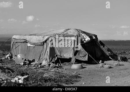 Brutto tenda - casa di accoglienza per i rifugiati illegali dalla Siria. 1.4.2015 Reyhanli, Turchia Foto Stock