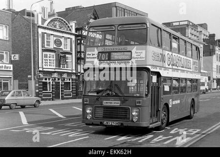 Double Decker bus in funzionamento a disco in Portsmouth Inghilterra Regno Unito negli anni ottanta Foto Stock