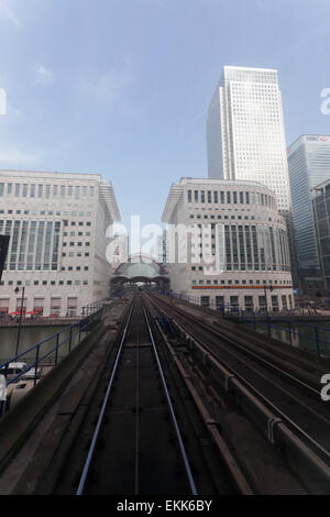 Vista dal lato anteriore di un treno di DLR come esso si avvicinò a Canary Wharf DLR station, in una giornata di elevato inquinamento atmosferico a Londra. Foto Stock