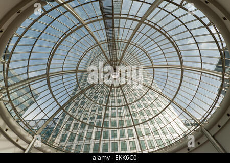 Ampio angolo di vista della gigantesca cupola di vetro nella parte superiore del Canary Wharf centro shopping Atrium, in vista di uno Canada Place Foto Stock
