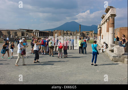 Visitatori turistici nel Forum presso gli scavi archeologici romani di Pompei con il Vesuvio, Napoli, Italia Foto Stock