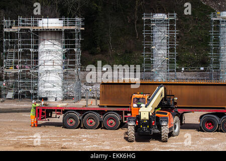 Ingegneria civile in Lancaster, Lancashire, Regno Unito, 16 Aprile, 2015. Giant 160 ton in cemento armato campate in acciaio essendo montato per il nuovo svincolo 34 Heysham a M6 Link Road ponte sopra il fiume Lune. I driver utilizzando la M6 attraverso il nord Lancashire vengono avvisati che il Lancashire County Council's £124 milioni di Heysham progetto Link ha raggiunto una nuova fase che possono avere un impatto su utenti di autostrade. La nuova autostrada Road è a 4.8km strada a doppia carreggiata che collega il Heysham e Morecambe penisola al Junction 34 della M6, completamente ristrutturato giunzione con nuove strade di slittamento apertura in estate 2016. Foto Stock