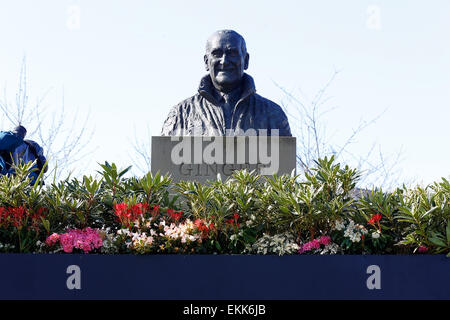 L'Aintree Racecourse, Liverpool, Regno Unito. Xi Apr, 2015. Crabbies Grand National il giorno della gara. Uno statuto di Red Rum Trainer Zenzero McCain Credit: Azione Plus immagini di sport/Alamy Live News Foto Stock