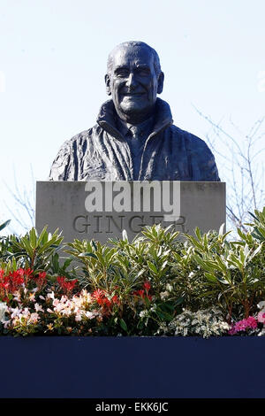 L'Aintree Racecourse, Liverpool, Regno Unito. Xi Apr, 2015. Crabbies Grand National il giorno della gara. Uno statuto di Red Rum Trainer Zenzero McCain Credit: Azione Plus immagini di sport/Alamy Live News Foto Stock