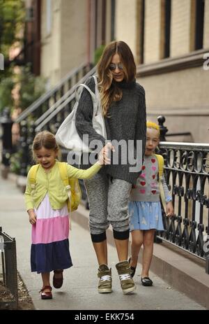 Sarah Jessica Parker prende figlie gemelle, Marion e Tabitha, a scuola con: Sarah Jessica Parker, Marion Broderick, Tabitha Broderick dove: Manhattan, New York, Stati Uniti quando: 07 Ott 2014 Foto Stock