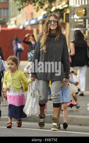 Sarah Jessica Parker prende figlie gemelle, Marion e Tabitha, a scuola con: Sarah Jessica Parker, Marion Broderick, Tabitha Broderick dove: Manhattan, New York, Stati Uniti quando: 07 Ott 2014 Foto Stock