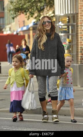 Sarah Jessica Parker prende figlie gemelle, Marion e Tabitha, a scuola con: Sarah Jessica Parker, Marion Broderick, Tabitha Broderick dove: Manhattan, New York, Stati Uniti quando: 07 Ott 2014 Foto Stock