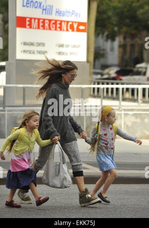 Sarah Jessica Parker prende figlie gemelle, Marion e Tabitha, a scuola con: Sarah Jessica Parker, Marion Broderick, Tabitha Broderick dove: Manhattan, New York, Stati Uniti quando: 07 Ott 2014 Foto Stock