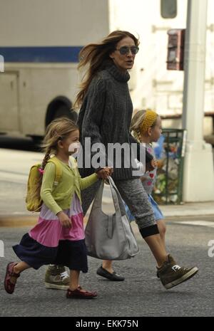 Sarah Jessica Parker prende figlie gemelle, Marion e Tabitha, a scuola con: Sarah Jessica Parker, Marion Broderick, Tabitha Broderick dove: Manhattan, New York, Stati Uniti quando: 07 Ott 2014 Foto Stock