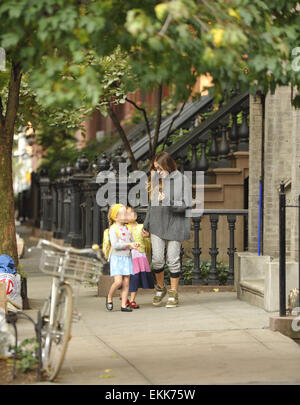 Sarah Jessica Parker prende figlie gemelle, Marion e Tabitha, a scuola con: Sarah Jessica Parker, Marion Broderick, Tabitha Broderick dove: Manhattan, New York, Stati Uniti quando: 07 Ott 2014 Foto Stock