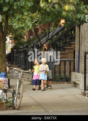 Sarah Jessica Parker prende figlie gemelle, Marion e Tabitha, a scuola con: Sarah Jessica Parker, Marion Broderick, Tabitha Broderick dove: Manhattan, New York, Stati Uniti quando: 07 Ott 2014 Foto Stock