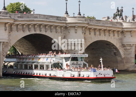 Imbarcazione turistica passa sotto il Pont Neuf ponte sul Fiume Senna, Parigi, Francia nel mese di maggio. Foto Stock
