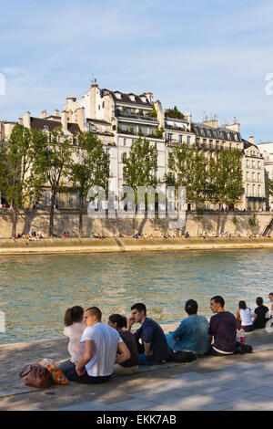 Giovani sedersi sulle rive del fiume Senna Parigi Francia in Primavera tempo di Maggio 2008 Foto Stock