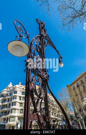 Vista della casa mila, meglio conosciuta come la Pedrera, progettato da Antoni Gaudì e uno stile modernista lampione Foto Stock