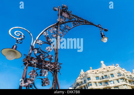 Vista della casa mila, meglio conosciuta come la Pedrera, progettato da Antoni Gaudì e uno stile modernista lampione Foto Stock