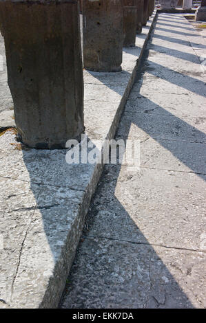 Colonne di pietra e pavimentazione in gli scavi archeologici di Pompei romana vicino a Napoli, campania, Italy Foto Stock