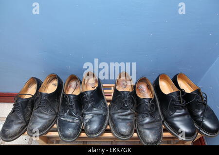 Quattro coppie di medico nero martora scarpe (brogues) Foto Stock
