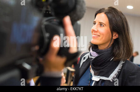 Amburgo, Germania. Decimo Apr, 2015. FDP stato presidente per Amburgo Katja Suding rilascia un intervista dopo la sua rielezione durante l'FDP Partito in Amburgo, Germania, 10 aprile 2015. Foto: Daniel Bockwoldt/dpa/Alamy Live News Foto Stock