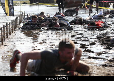 Sopot, Polonia 11th, Aprile 2015 Runmageddon Rekrut extreme eseguiti in Sopot a Sopot's ippodromo. Oltre 1800 partecipanti eseguire, superando ostacoli difficili come fango, alte mura, una piscina con ghiaccio e fuoco. Essi devono anche strisciare sotto il filo spinato. Credito: Michal Fludra/Alamy Live News Foto Stock