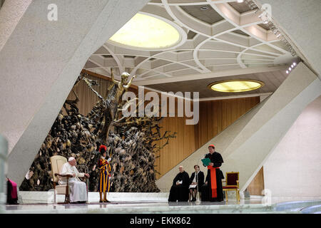 Città del Vaticano. Xi Apr, 2015. Città del Vaticano papa Francesco 11 aprile 2015 Sala Nervi Incontro con i formatori della Vita Consacrata Credito: Davvero Facile Star/Alamy Live News Foto Stock