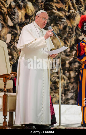 Città del Vaticano. Xi Apr, 2015. Città del Vaticano papa Francesco 11 aprile 2015 Sala Nervi Incontro con i formatori della Vita Consacrata Credito: Davvero Facile Star/Alamy Live News Foto Stock