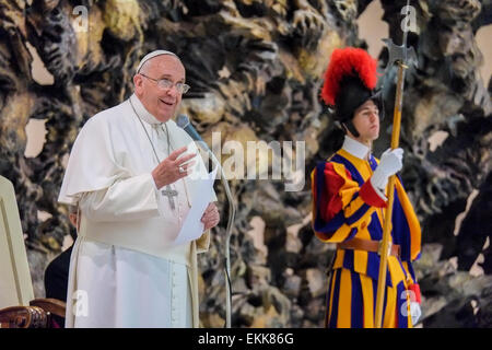 Città del Vaticano. Xi Apr, 2015. Città del Vaticano papa Francesco 11 aprile 2015 Sala Nervi Incontro con i formatori della Vita Consacrata Credito: Davvero Facile Star/Alamy Live News Foto Stock