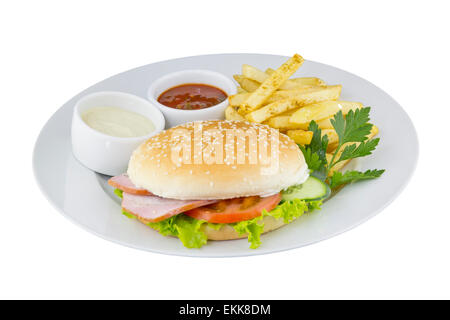 Il grande hamburger con patate e salsa su un sfondo isolato Foto Stock