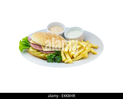 Il grande cheeseburger con patate e salsa su un sfondo isolato Foto Stock