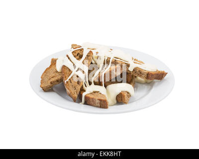 Pane tostato con aglio e formaggio su un sfondo isolato Foto Stock