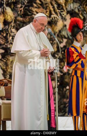 Città del Vaticano. Xi Apr, 2015. Città del Vaticano papa Francesco 11 aprile 2015 Sala Nervi Incontro con i formatori della Vita Consacrata Credito: Davvero Facile Star/Alamy Live News Foto Stock