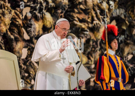 Città del Vaticano. Xi Apr, 2015. Città del Vaticano papa Francesco 11 aprile 2015 Sala Nervi Incontro con i formatori della Vita Consacrata Credito: Davvero Facile Star/Alamy Live News Foto Stock