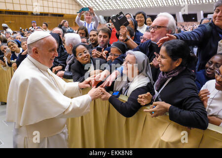 Città del Vaticano. Xi Apr, 2015. Città del Vaticano papa Francesco 11 aprile 2015 Sala Nervi Incontro con i formatori della Vita Consacrata Credito: Davvero Facile Star/Alamy Live News Foto Stock