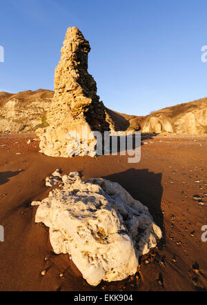 Calcare magnesiaco stack di mare sulla spiaggia di Blast vicino a Seaham nella Contea di Durham Foto Stock