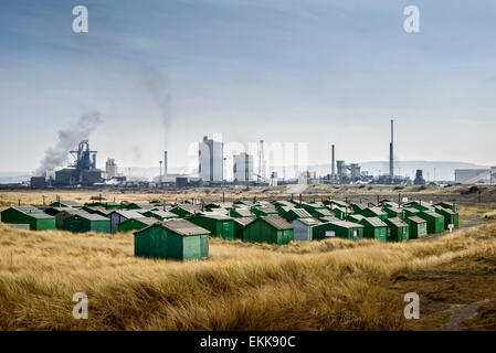 I pescatori capanne a sud di gare in Redcar con il Sahaviriya industrie siderurgiche UK (SSI) impianto siderurgico in background. Foto Stock