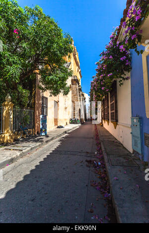 Tipica stradina nel centro storico di Cartagena de Indias, Colombia. Foto Stock